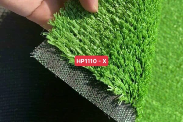 Cỏ rất êm, chắc chắn. Không bụi đen